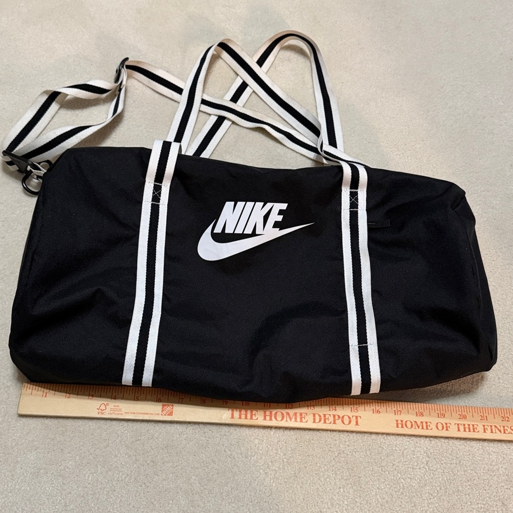 Nike Unisex Black and White Heritage Duffel Bag Pre-Owned